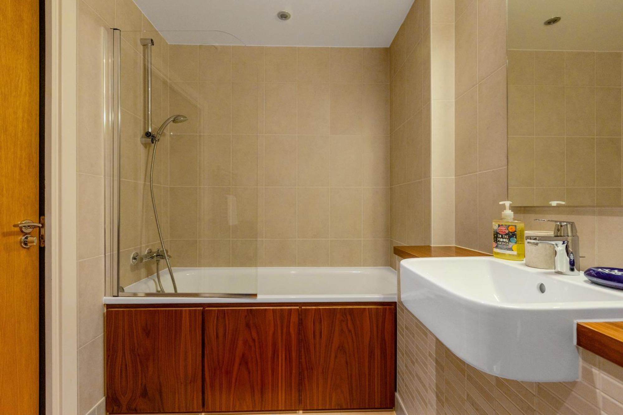 Stylish 1br Apt, 8 Mins To Stratford Station * London